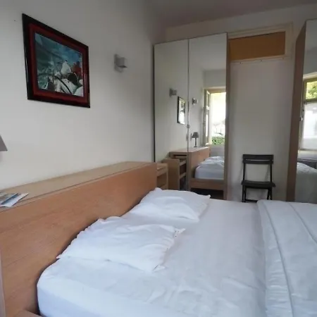 Apartment En Centre-ville Avec Terrasse Et Parking, Acces Direct A La - Fr-1-474-4