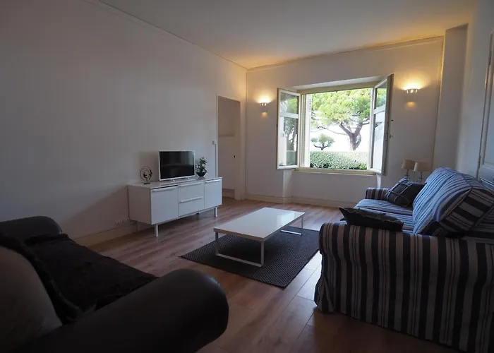 En Centre-ville Avec Terrasse Et Parking, Acces Direct A La - Fr-1-474-4 *